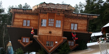 La Upside Down House forma parte del Centro de Educación y Promoción Regional de Szymbark, que difunde la cultura casubia y la historia local.
(Wikimedia Commons)