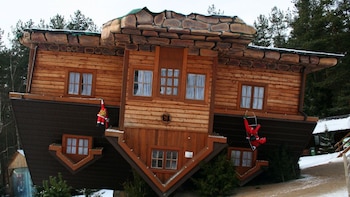 Muebles en el techo, cimientos invertidos y una construcción imposible: así es la desconcertante Upside Down House