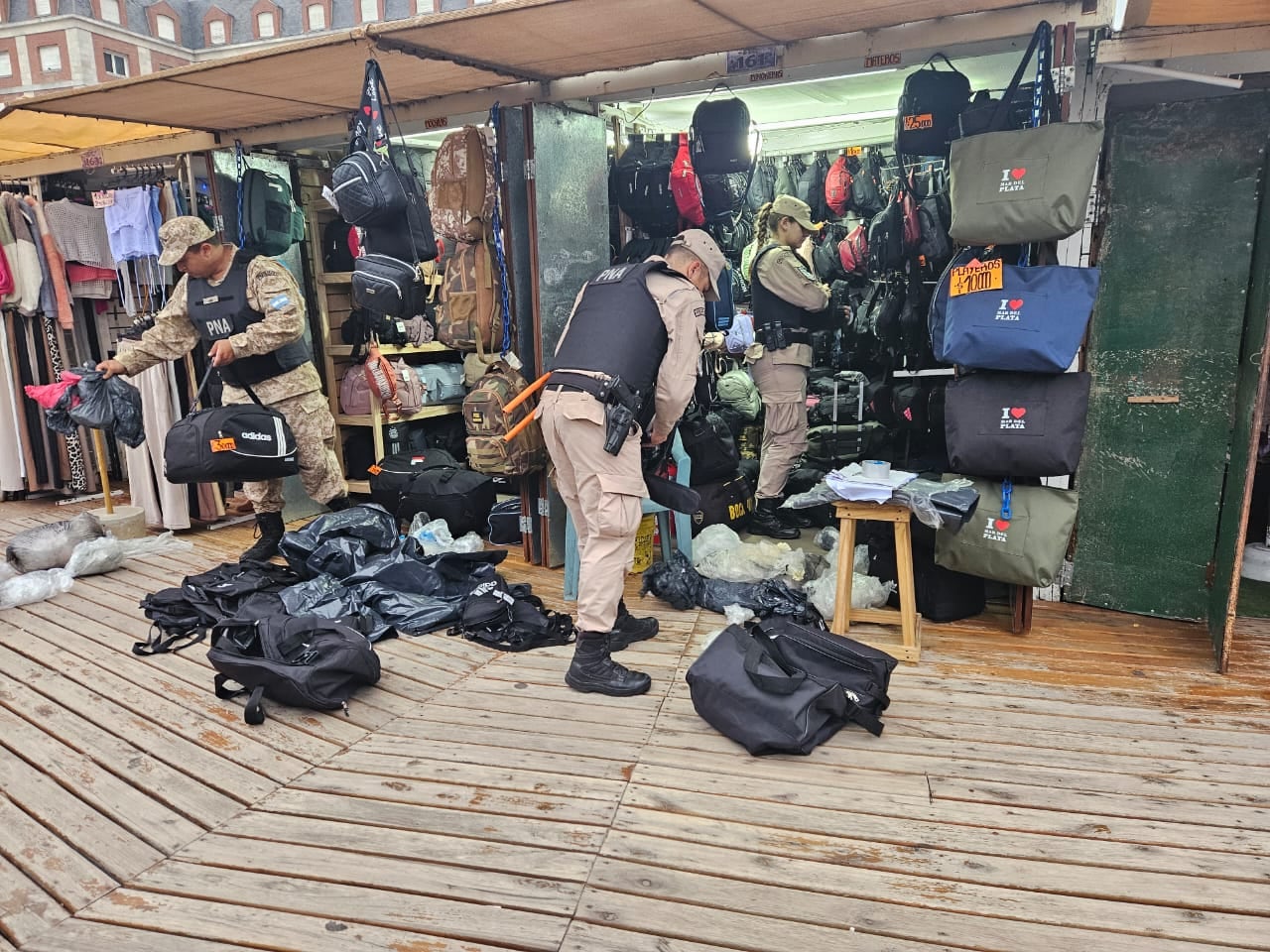Más de 8.000 productos, entre ropa, calzado y electrónicos, fueron secuestrados durante operativos simultáneos en seis puntos claves de Mar del Plata