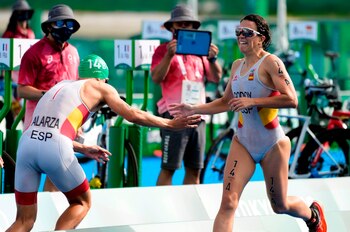 Fernando Alarza (i) y Anna Godoy Contreras (d) de España compiten en el Triatlón Mixto de los Juegos Olímpicos de Tokio 2020 en el Parque Marino Odaiba en Tokio, Japón, el 31 de julio de 2021. EFE/EPA/FRANCK ROBICHON