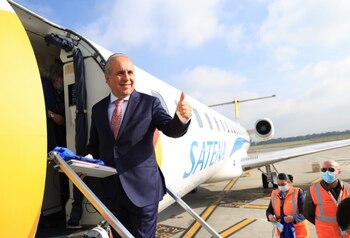 Imagen del primer vuelo comercial