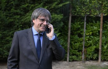 06/10/2026 El presidente de Junts per Catalunya, Carles Puigdemont, tras realizar una declaración institucional, a 6 de octubre de 2026, en Waterloo (Bélgica). El TS ha acordado levantar las medidas cautelares contra el líder de Junts una vez conocida la decisión del Tribunal Constitucional (TC) de avalar la amnistía para el delito de malversación del 'procés'. El abogado del expresidente de la Generalitat, Carles Puigdemont, Gonzalo Boye, ha afirmado que su defendido no regresará a Catalunya hasta que el Tribunal Supremo (TS) le aplique la amnistía, pese a que este martes el alto tribunal haya dejado sin efecto la orden de detención que pesaba sobre él.
POLITICA
Belga - Europa Press