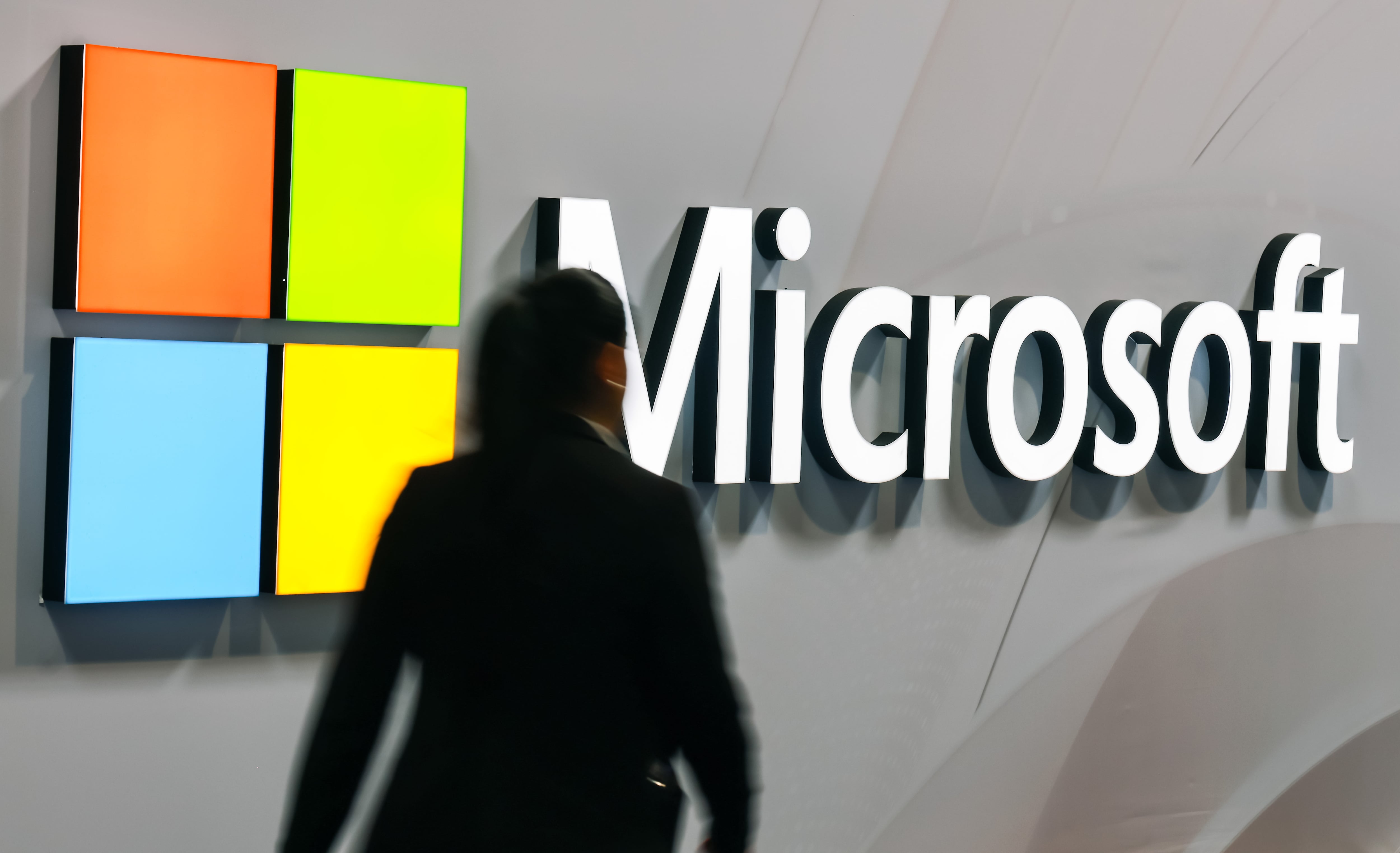 Microsoft prevé una nueva ronda de despidos desde la próxima semana para recortar costos y reasignar recursos hacia la inteligencia artificial (EFE/EPA/HANNIBAL HANSCHKE)