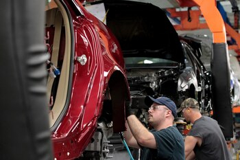 Trabajadores de una cadena de montaje de automóviles, en una fotografía de archivo. EPA/JEFF KOWALSKY