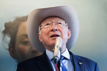 Ken Salazar, exembajador de Estados Unidos en México, quien dejó el cargo el 7 de enero de 2025. REUTERS/Raquel Cunha