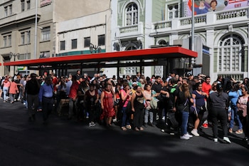 Varias personas permanecen en el