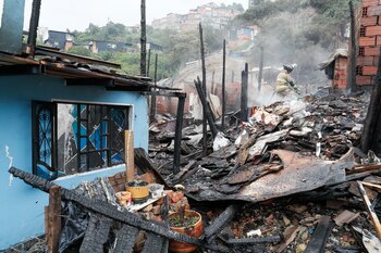 A cenizas quedaron reducidas 50 casas del barrio Ramírez en Bogotá - crédito Carlos Ortega/EFE