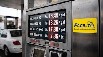 Pantalla digital de un surtidor metálico con precios de gasohol, diésel y gas junto a un adhesivo amarillo con el nombre Facilito.
