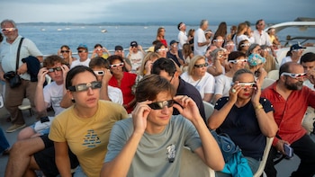 Centenares de personas disfrutan del eclipse desde la bahía de Santander