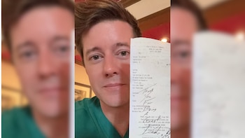 Le paga la cuenta por