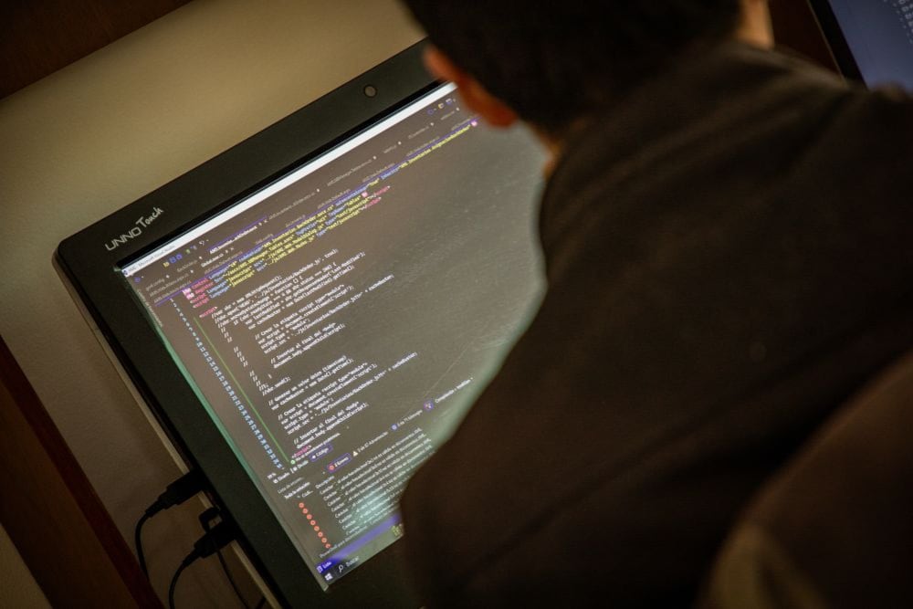 Bogotá ofrece 90.000 cupos gratuitos para formarse en inteligencia artificial, ciberseguridad y desarrollo tecnológico: así puede inscribirse