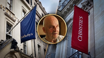 Fachadas de Sotheby's con bandera azul y Christie's con bandera roja. Un retrato de un hombre calvo en un círculo dorado central.