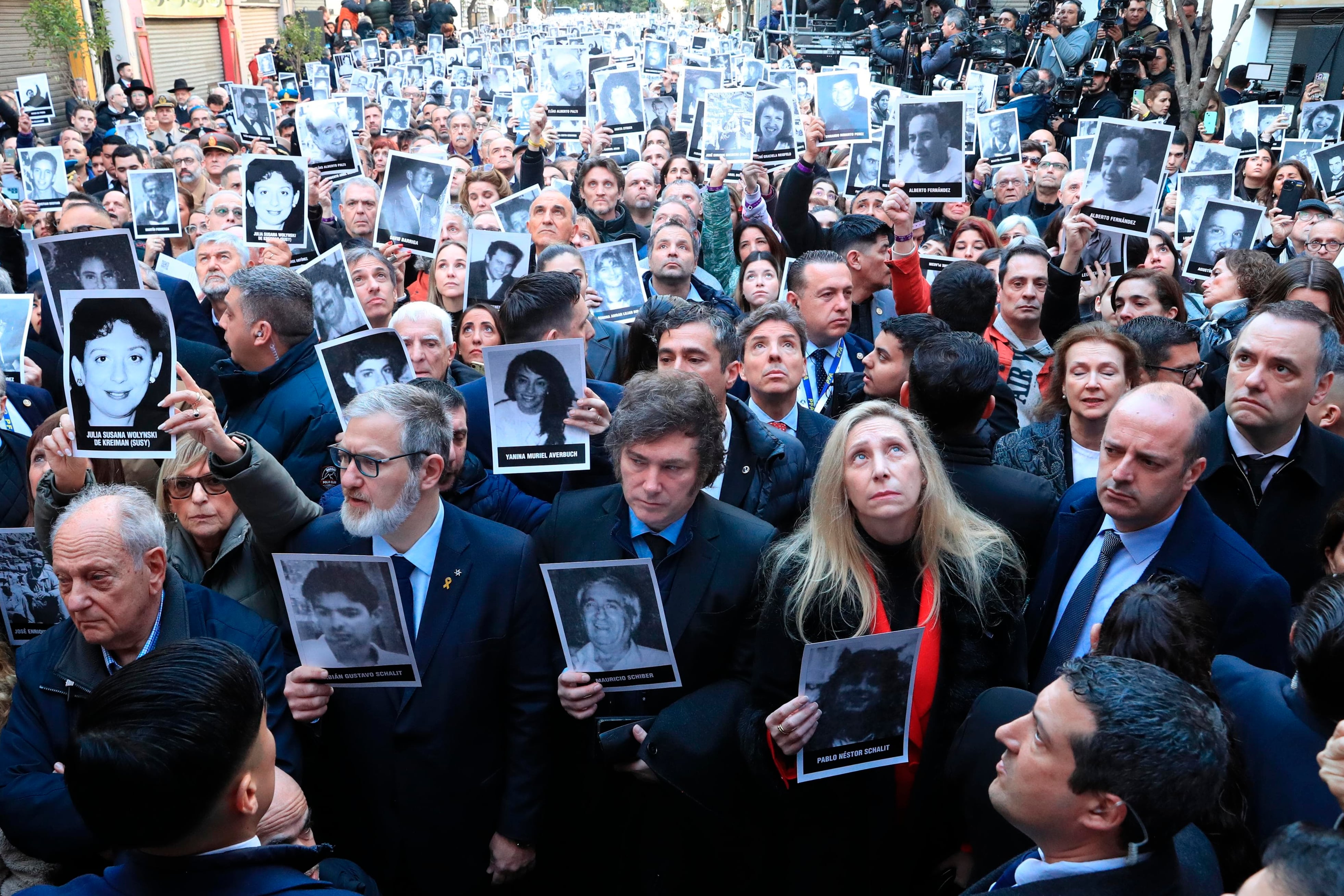 El presidente Javier Milei junto a miembros del gobierno nacional durante el acto por los 30 años del atentado a la AMIA (EFE)