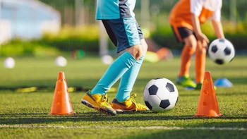 Detenido un hombre en Arrasate tras denuncia de jóvenes futbolistas colombianos. Los afectados pagaron grandes sumas con la esperanza de jugar profesionalmente - crédito iStock