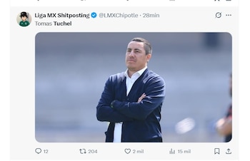 Tuit con el perfil "Liga MX Shitposting" y texto "Tomas Tuchel". Muestra un hombre de mediana edad con camisa blanca y cárdigan azul, brazos cruzados