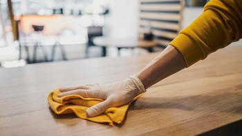 Por qué es importante limpiar la mesa del comedor y cómo hacerlo según los expertos