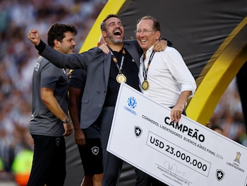 El cheque por ganar la final que recibió Botafogo (Foto: Reuters/Agustin Marcarian)