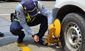 La Secretaría de Movilidad intensifica el uso de cepos como herramienta pedagógica y de control para frenar el parqueo indebido - crédito Alcaldía de Cali