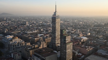 Torre Latinoamericana cumple 70 años: así fue el espectáculo de pirotecnia en el Centro Histórico de CDMX