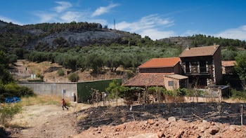 El incendio de La Mierla golpea el corazón ganadero de la Sierra Norte: "Se nos quema el sustento de toda una vida"