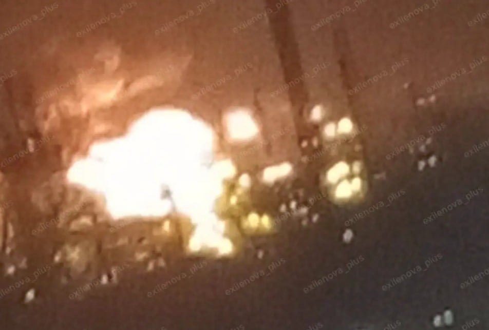 Una imagen que muestra explosiones en una refinería de petróleo en Saratov, Rusia, el 11 de noviembre de 2025. (Exilenova+ / Telegram)