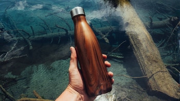 Los expertos explican la mejor forma para limpiar y desinfectar la botella de agua para evitar bacterias y malos olores