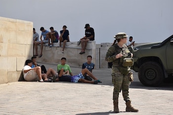 10/08/2026 Varios militares dan apoyo a efectivos de la Policía Nacional en Ceuta, a 10 de agosto de 2026, en Ceuta (España). La ciudad acoge a miles de personas pendientes de retorno, entre ellas más de 1.300 menores, mientras las convocatorias difundidas en redes sociales hacen temer una nueva entrada masiva de migrantes.
POLITICA
Gabriela Sardá Núñez - Europa Press