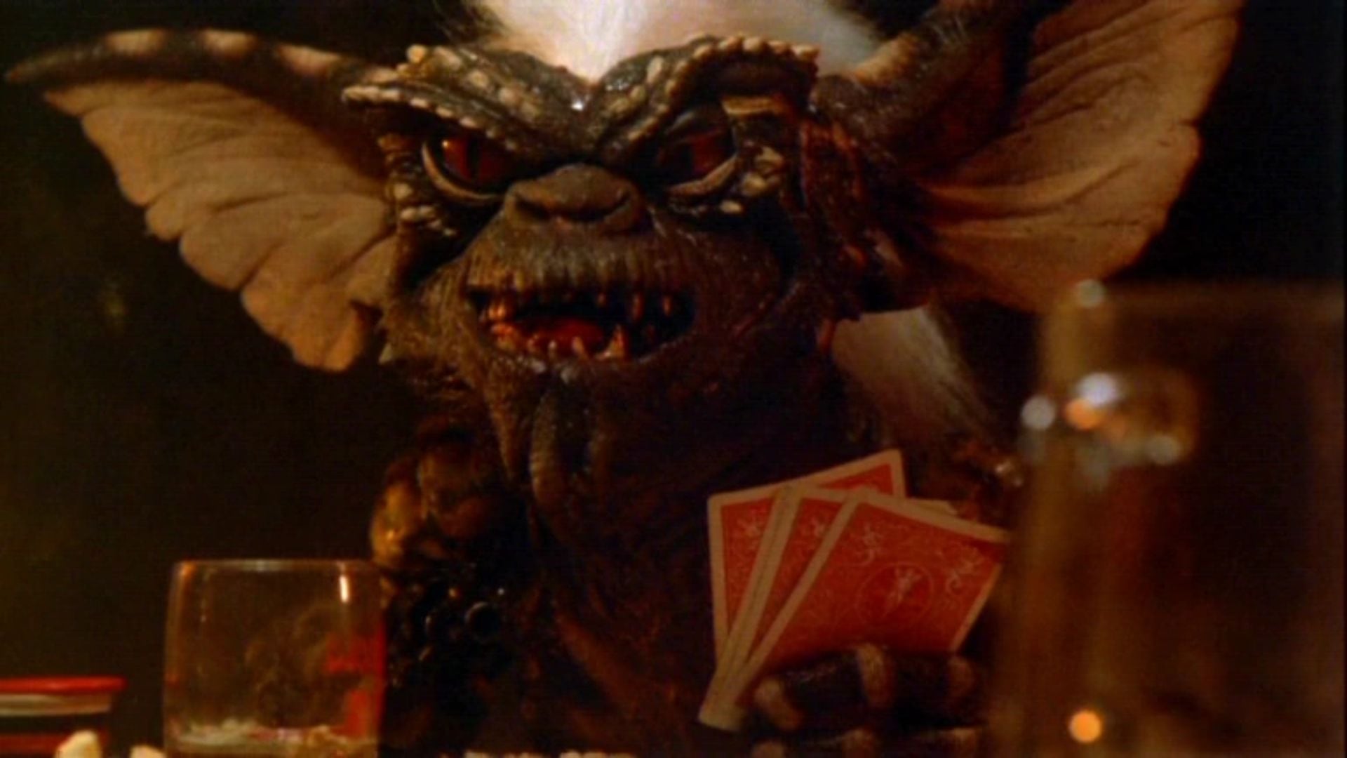 Stripe, el líder de los gremlins en 'Gremlins', transforma la Navidad en un escenario de caos y humor oscuro (foto: Captura/IMDb)
