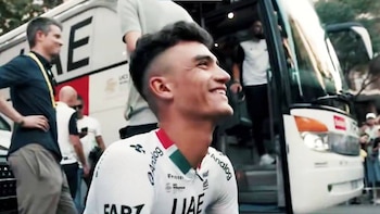 Entre lágrimas y un abrazo, pequeño fan se reúne con Isaac del Toro en el Tour de Francia | VIDEO