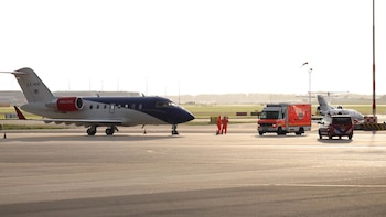Trasladados a Ámsterdam los dos contagiados que pararon en Canarias, en un nuevo avión medicalizado