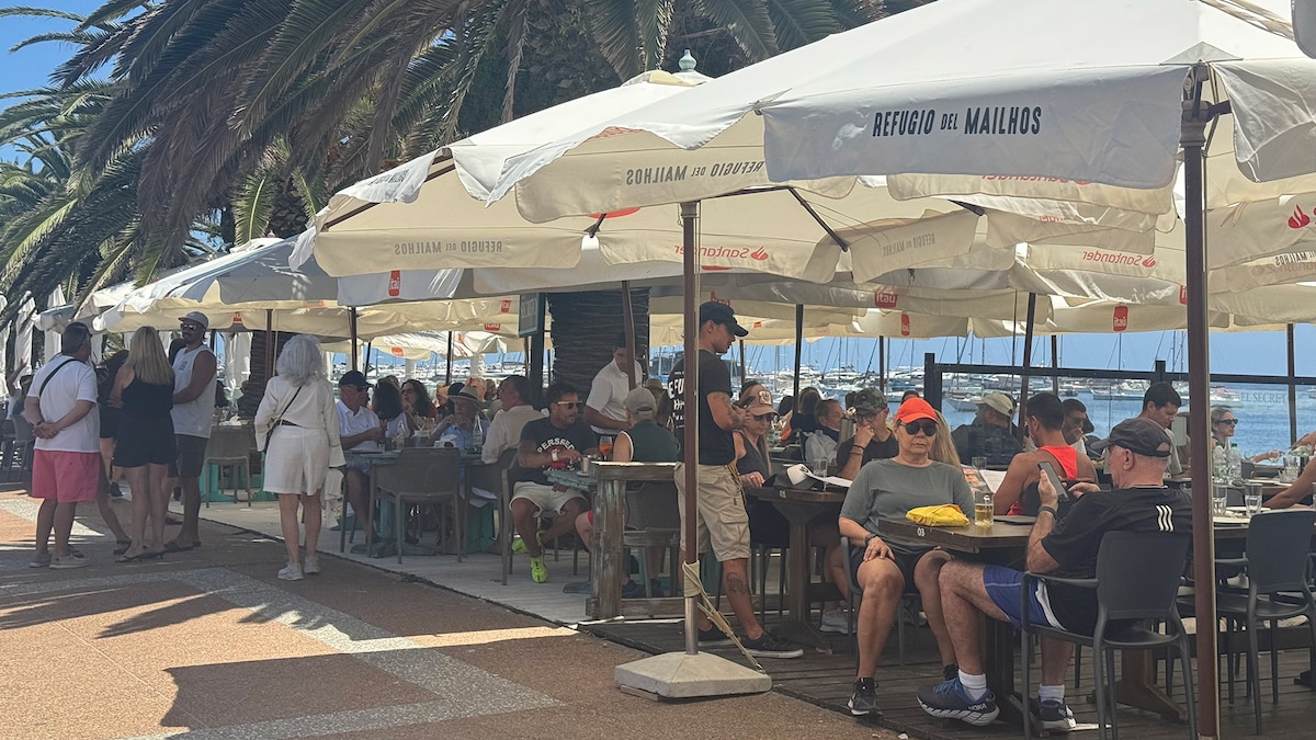 Playa y restaurants en Punta del Este con turistas y mesas al aire libre