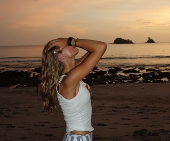Kai Trump disfrutó de un atardecer en la playa durante su viaje a Costa Rica, donde compartió momentos con amigos y documentó su experiencia para sus seguidores (Cortesía: Kai Trump).