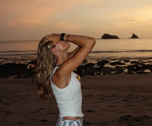 Kai Trump disfrutó de un atardecer en la playa durante su viaje a Costa Rica, donde compartió momentos con amigos y documentó su experiencia para sus seguidores (Cortesía: Kai Trump).