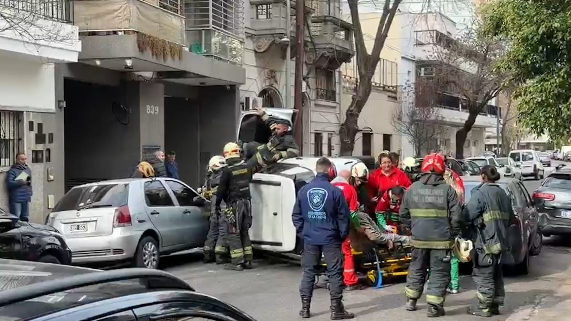 El operativo en Flores para dar vuelta el auto volcado.