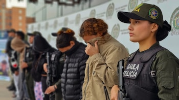 Amenazaban con armas, quemaban locales