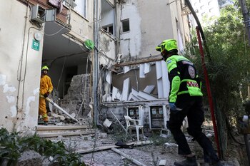 Personal de emergencia se encuentra