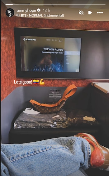 J-Hope compartió una fotografía del vuelo acompañada por la frase “Let’s go” y la bandera nacional - crédito @uarmyhope/ Instagram