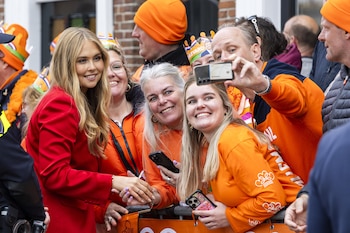 La princesa Catalina Amalia de los Países Bajos (izq.) asiste a la celebración del Día del Rey en Dokkum, Países Bajos, el 27 de abril de 2026. (EFE/EPA/RAMON VAN FLYMEN).