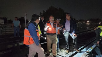 Técnicos del STC Metro trabajan