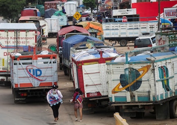 Gente camina en medio de