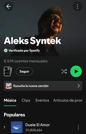 Captura del perfil de Spotify de Aleks Syntek con la cifra de 6,9 millones de oyentes mensuales y la canción Duele El Amor