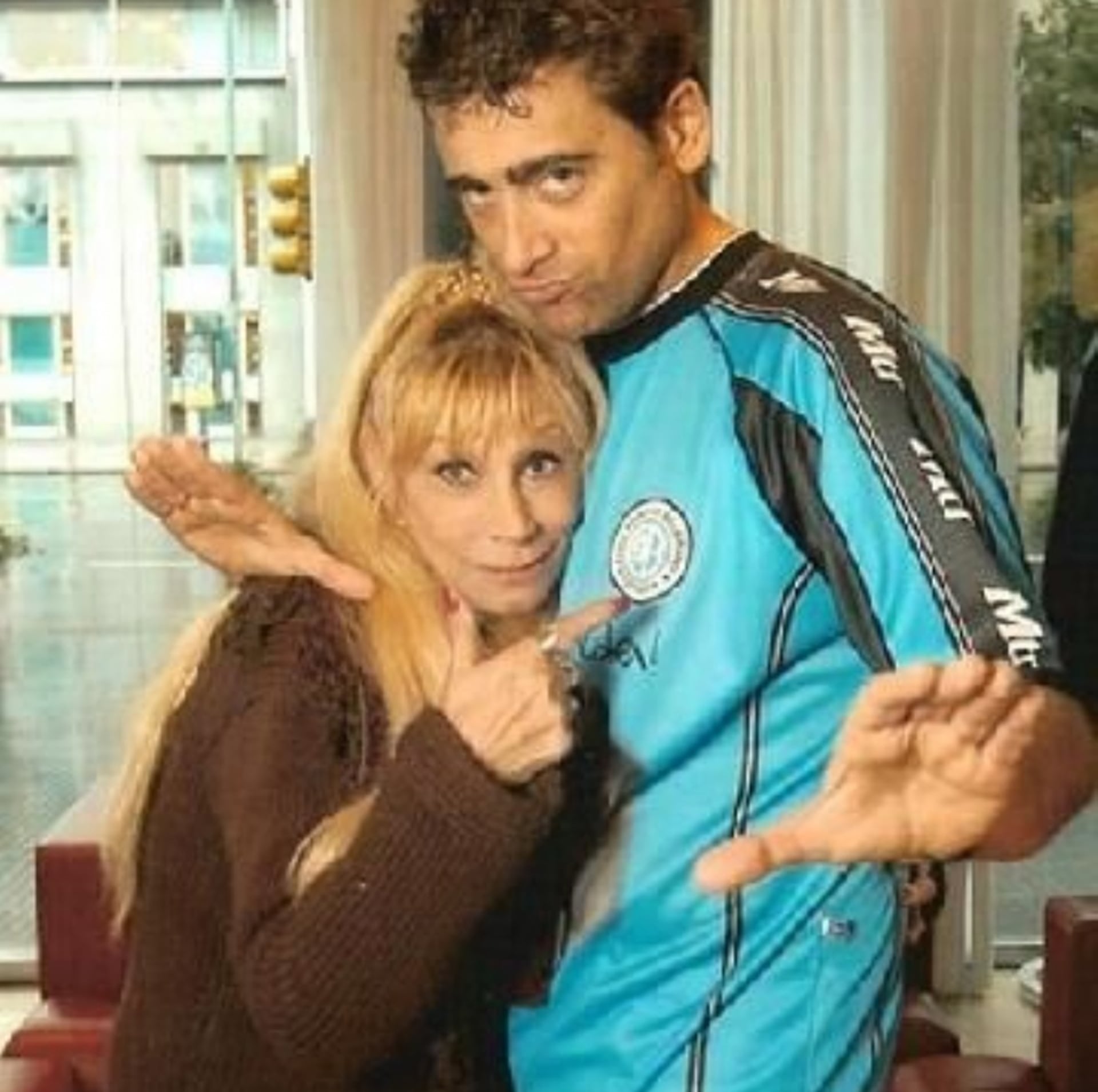 Beatriz junto a su hijo fallecido, Rodrigo, quien lucía la camiseta de Belgrano de Córdoba (Archivo)