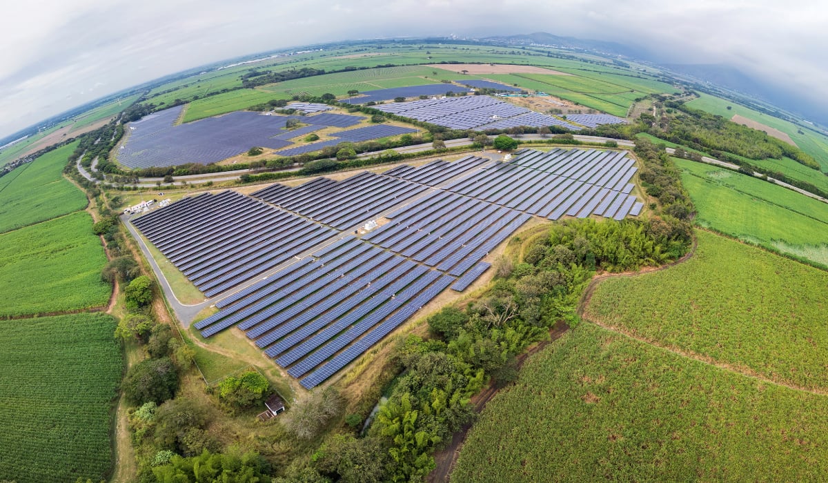 El avance de la energía solar enfrenta desafíos de intermitencia, requiriendo respaldo térmico para garantizar la estabilidad eléctrica nacional. - (Celsia)