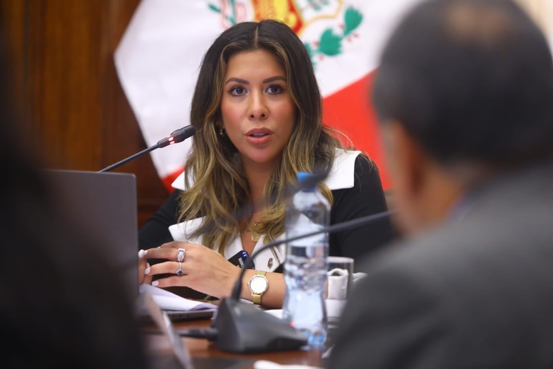 Congresista Rosselli Amuruz, presidenta de la comisión Especial Multipartidaria Capital Perú, recibe en calidad de invitado al ministro de Comercio Exterior y Turismo, Juan Carlos Mathews Salazar para tratar el tema en agenda: Crecimiento de Mypes a través del programa de Rutas Productivas Exportadoras.