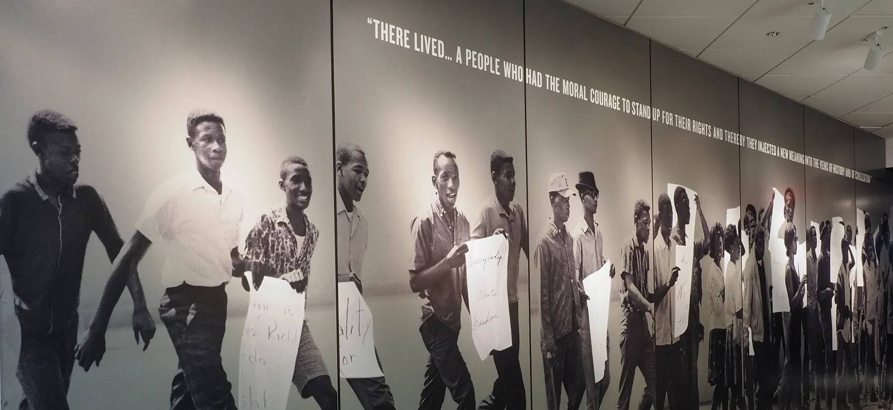 Una representación teatral adaptada al público infantil presenta episodios clave del movimiento por los derechos civiles, como parte de una programación educativa orientada al aprendizaje lúdico.