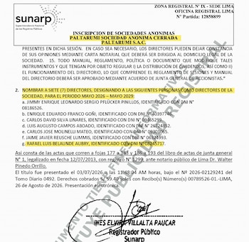 Documento oficial de la Sunarp con texto resaltado en amarillo y una lista de nombres de directores firmada al calce