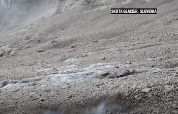 La combinación de pocas nevadas invernales y temperaturas altas en verano aceleró el proceso de deshielo en las cumbres (Captura de video Associated Press)