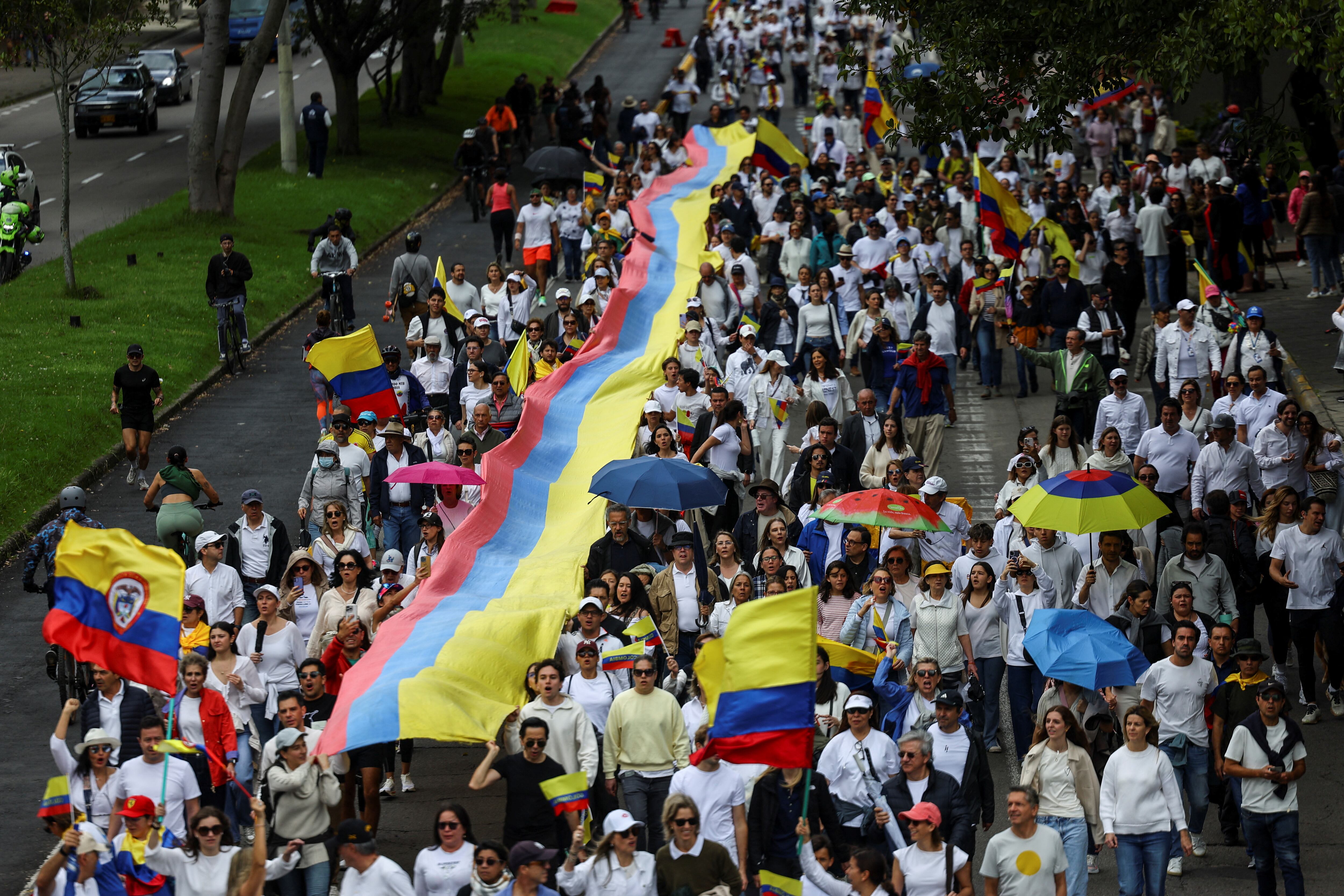 Cientos de ciudadanos salieron a la carrera Séptima de Bogotá para apoyar a Miguel Uribe Turbay - crédito Luisa Gonzalez/Reuters