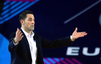 El entrenador español Victor Lapeña,