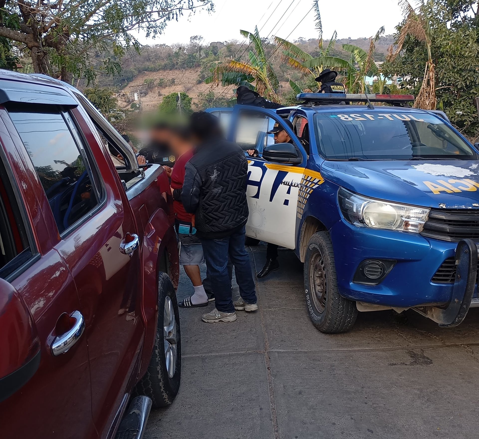 Autoridades realizan operativo policial para la detención del director y alcaide del Mariscal Zavala, con agentes y vehículos de la Policía Nacional Civil presentes en el lugar (Ministerio Público de Guatemala)